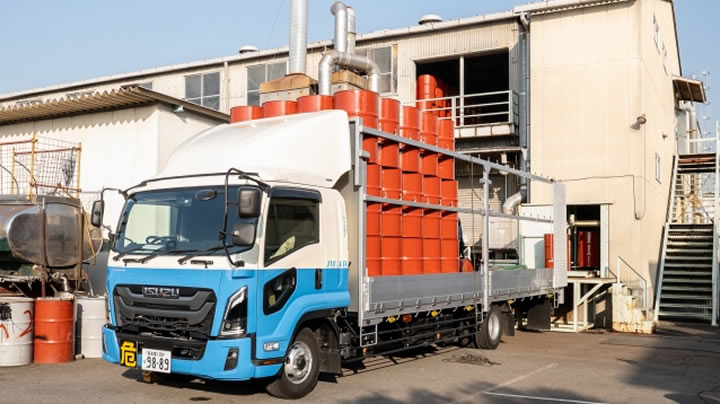 トラックによって出荷される複数のドラム缶